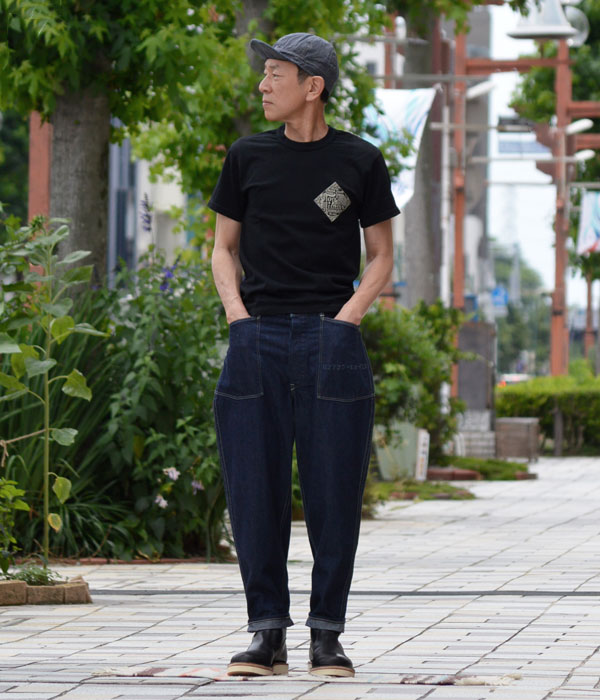 カッコいいプリントTシャツにデニムパンツを合わせたメンズアメカジコーデ