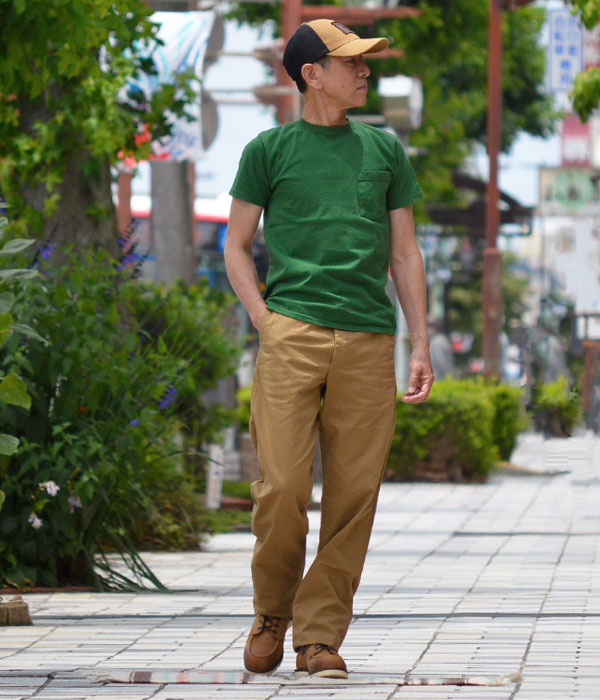 シンプルなチノパンですっきりまとめたメンズ半袖無地Tシャツコーデ