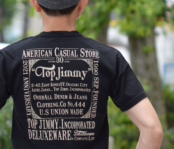 カッコいいプリントTシャツにデニムパンツを合わせたメンズアメカジコーデ