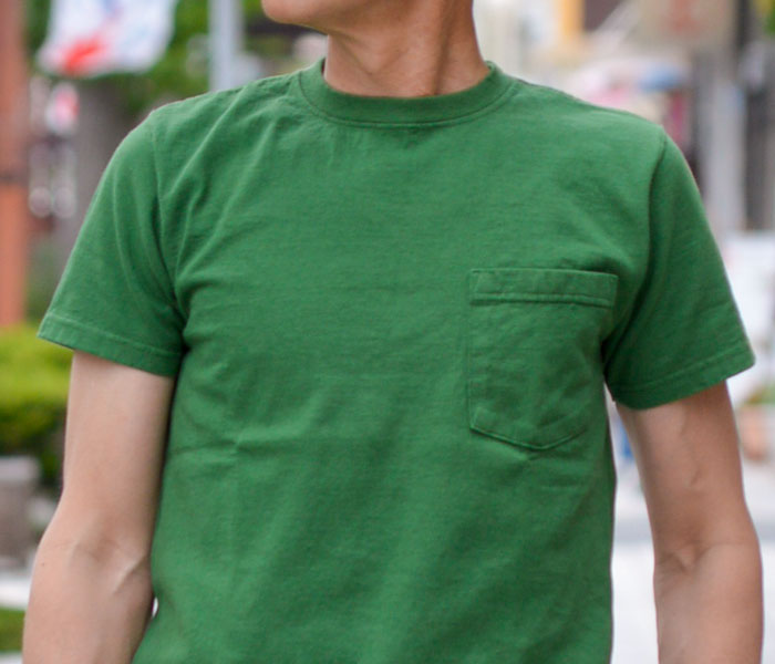 シンプルなチノパンですっきりまとめたメンズ半袖無地Tシャツコーデ