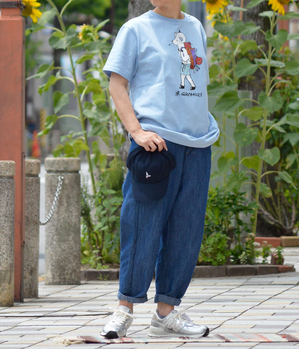 フロントのプリントが印象的でアクティブなイメージでまとめたアウトドアレディース半袖Tシャツコーデ