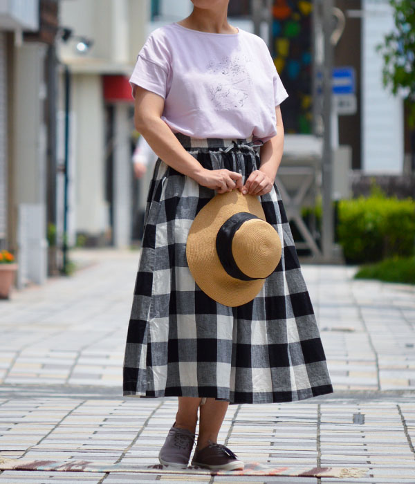 柔らかな雰囲気のTシャツにモノトーンチェックを合わせてナチュラル感をプラスしたレディースコーデ