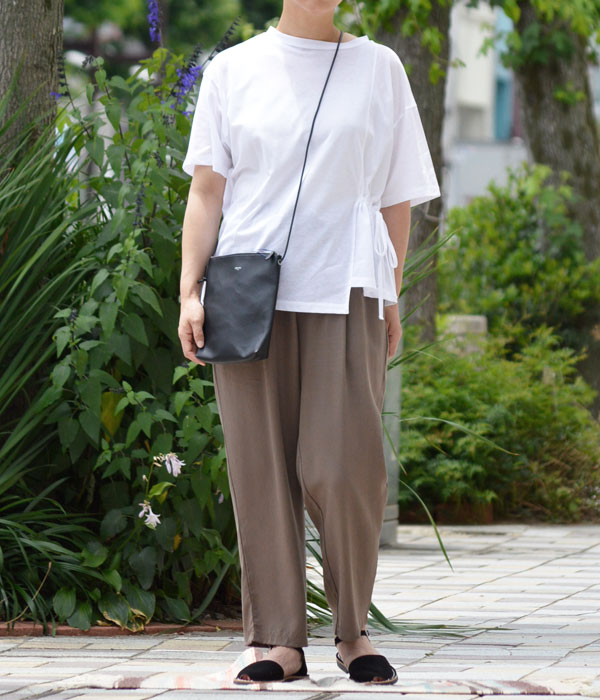 全体的にシンプルなアイテムを合わせて大人っぽい雰囲気にまとめたレディース無地Tシャツコーデ