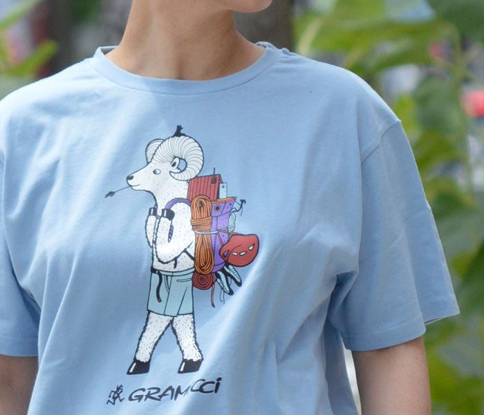 フロントのプリントが印象的でアクティブなイメージでまとめたアウトドアレディース半袖Tシャツコーデ