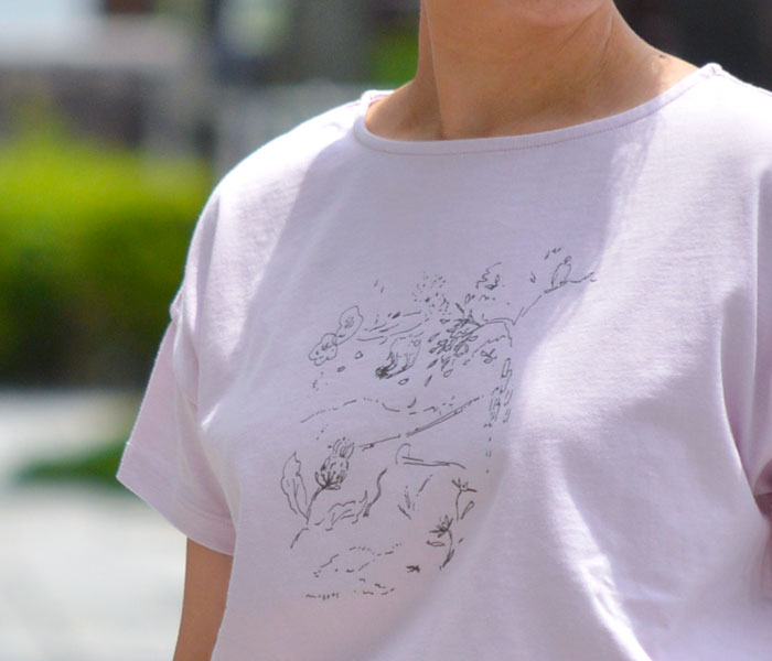 柔らかな雰囲気のTシャツにモノトーンチェックを合わせてナチュラル感をプラスしたレディースコーデ