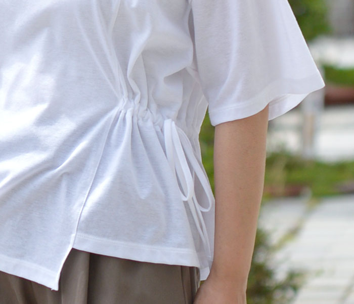 全体的にシンプルなアイテムを合わせて大人っぽい雰囲気にまとめたレディース無地Tシャツコーデ