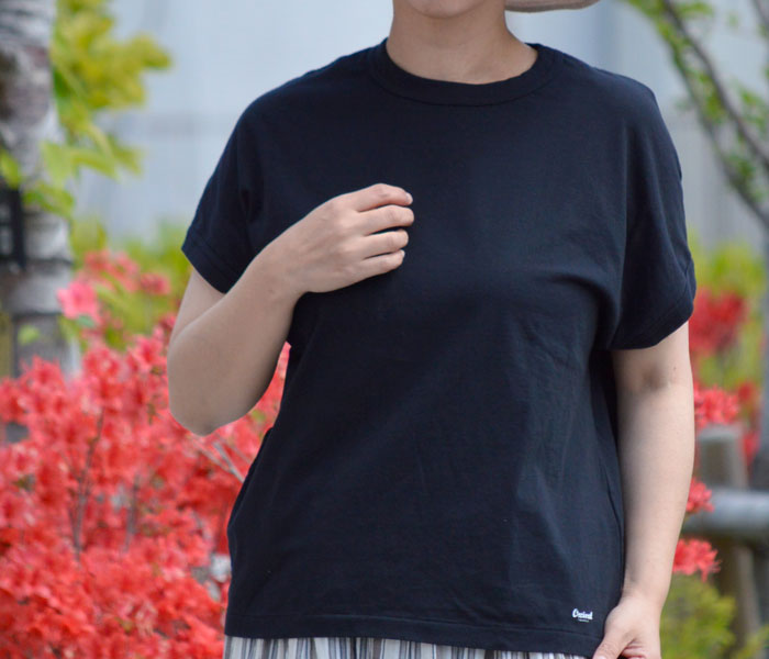 肌触りよくリラックス感のあるレディース半袖無地Tシャツコーデ