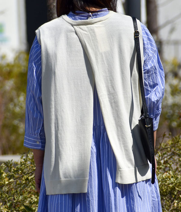 ブリスバンチ(Bliss bunch)2023春夏新作ワンピース×ベストのレイヤードコーデのベスト後ろアップ