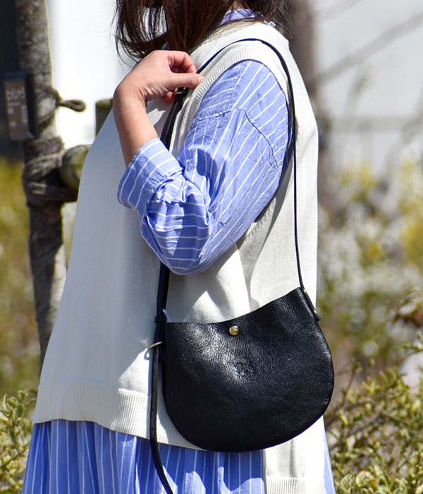 ブリスバンチ(Bliss bunch)2023春夏新作ワンピース×ベストのレイヤードコーデのショルダーバッグアップ