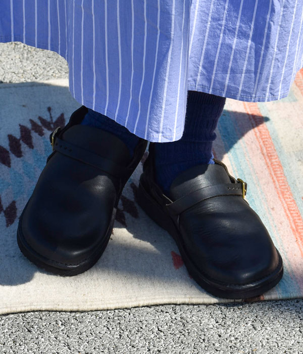 ブリスバンチ(Bliss bunch)2023春夏新作ワンピース×ベストのレイヤードコーデのレザーシューズアップ