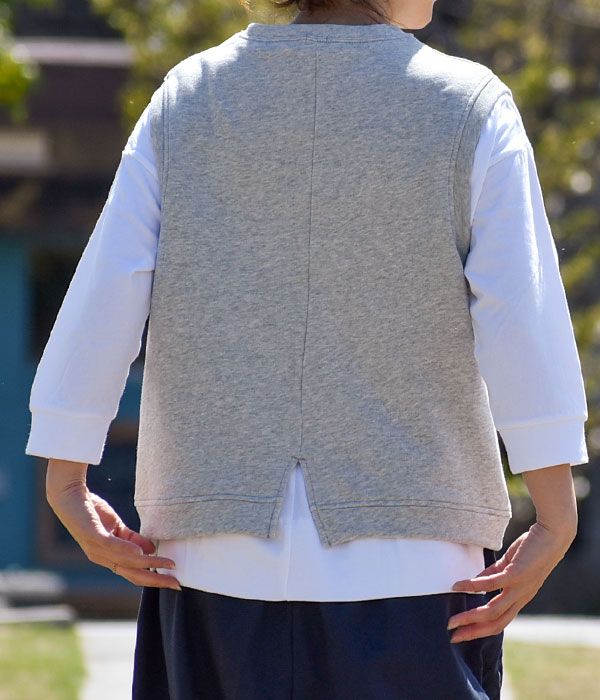 ブリスバンチ(Bliss bunch)2023春夏新作 着心地の良いシンプルコーデのベスト後ろアップ