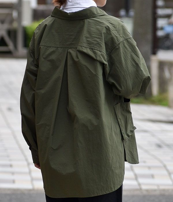 ダントン(DANTON)STN ROUND NECK SHIRT 背中のプリーツで後ろ姿はふんわり立体的で優しいシルエット