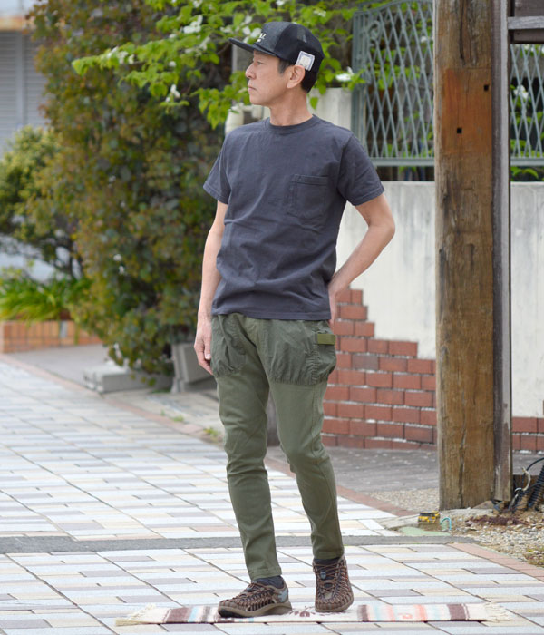 Goodwear(グッドウェア)半袖ポケットTシャツを使ったメンズコーディネート。夏のアウトドアシーンにも活躍するタフなTシャツを、そのままタウンユースとして着用してもスタイリッシュに決まります