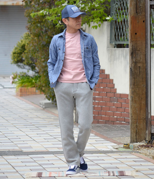 Goodwear(グッドウェア)半袖ポケットTシャツを使ったメンズコーディネート。シャツのインナーとしても着用できるので、カラーを変えていろいろな着こなしを楽しめるのも特徴