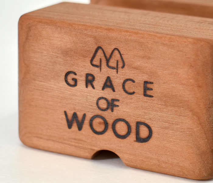 GRACE OF WOOD(グレースオブウッド)オリジナル木製スマホスタンド 手作業でのブランドロゴ焼き印入り