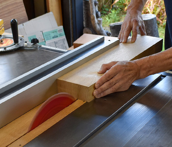 GRACE OF WOOD(グレースオブウッド)オリジナル木製スマホスタンド 削り出しの後、研磨、そして塗装作業