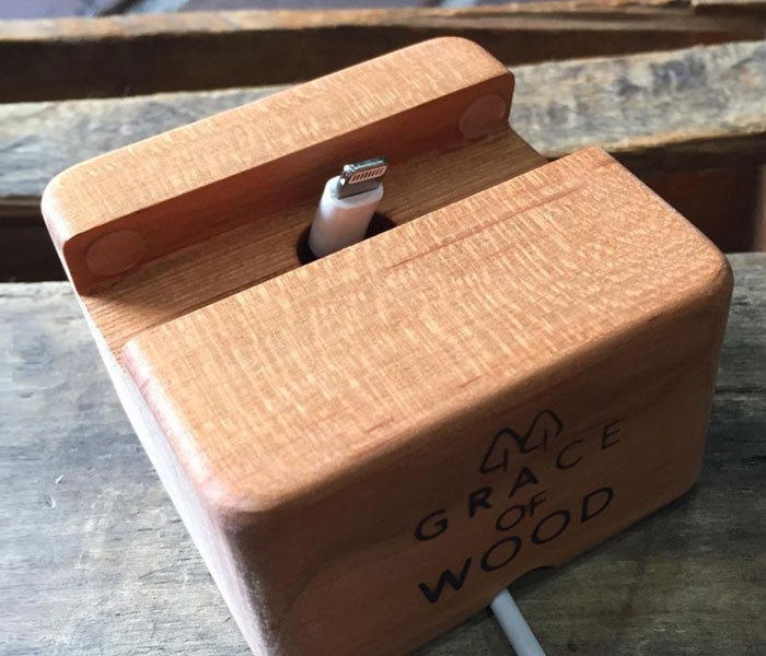 GRACE OF WOOD(グレースオブウッド)オリジナル木製スマホスタンド 充電コネクタが本体の下部から通るよう設計されたケーブル用のスペースがあり、スマホを充電しながら利用可能