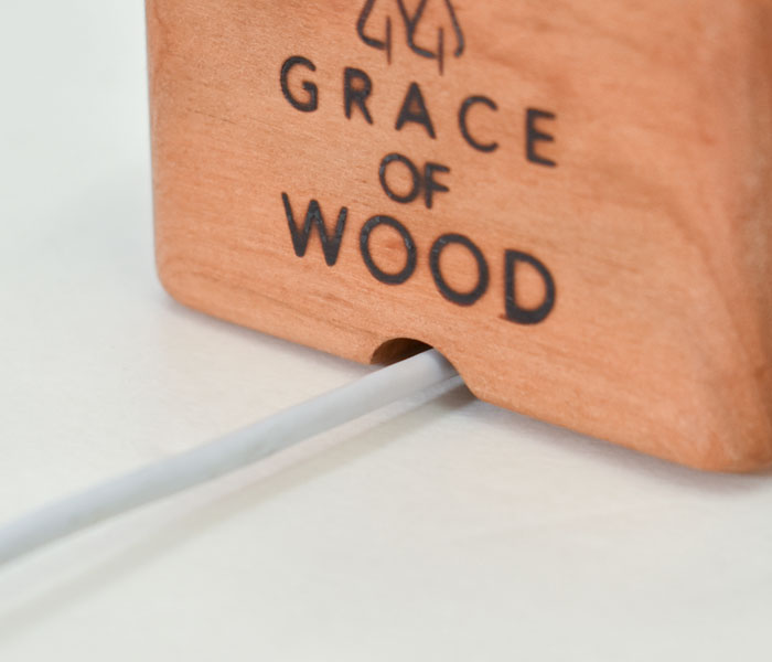 GRACE OF WOOD(グレースオブウッド)オリジナル木製スマホスタンド 充電コードも難なく通るサイズ