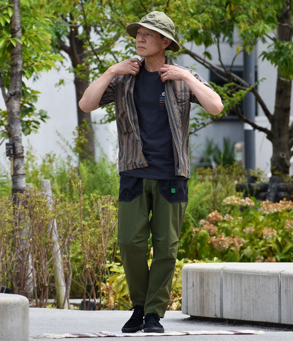 パンツの2トーンカラーに合わせた、グリーン×ブラックのシックな色合いのコーディネート。ハク(H.A.K.U)CHILL OUT TAPERED　CORDURA 4WAY STRETCH　HK-T107