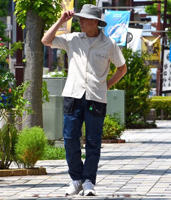 ブルーデニムの爽やかさを生かした、ホワイト×ブルーの夏らしい色合いのコーディネート。ハク(H.A.K.U)CHILL OUT TAPERED RAWHIDE BLUE DENIM HK-T108