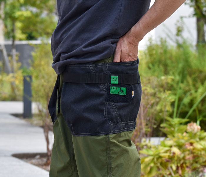 左ハンズポケットにはブランドロゴの入るワッペンが付き、小物を引っ掛けられるデイジーチェーン、タオルなどを引っ掛けられるスラウチループなどが取り付けられられている。ハク(H.A.K.U)CHILL OUT TAPERED CORDURA 4WAY STRETCH HK-T107