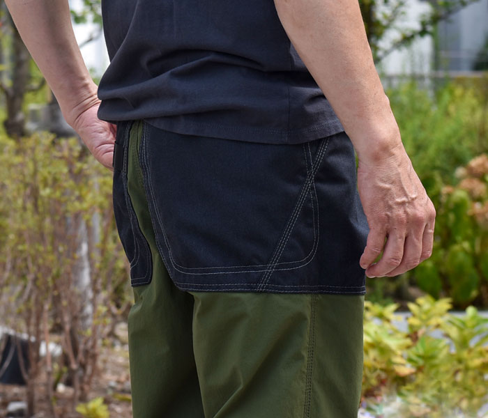 右前のハンズフリーポケット内側にはコインポケットが、 ヒップのハンズフリーポケットの両側にもポケットが付き、右側はスナップでの開閉式となる。ハク(H.A.K.U)CHILL OUT TAPERED CORDURA 4WAY STRETCH HK-T107
