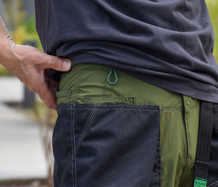 右のウエスト部分にはパラコードを使用したカラビナループが付き、キーホルダーのナスカンやカラビナなどを引っ掛けることができ、鍵などをホールドしてくれます。ハク(H.A.K.U)CHILL OUT TAPERED CORDURA 4WAY STRETCH HK-T107
