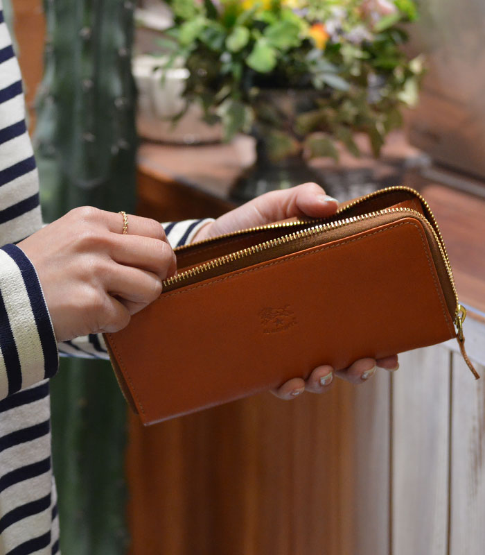 イルビゾンテ 財布を使うイメージ