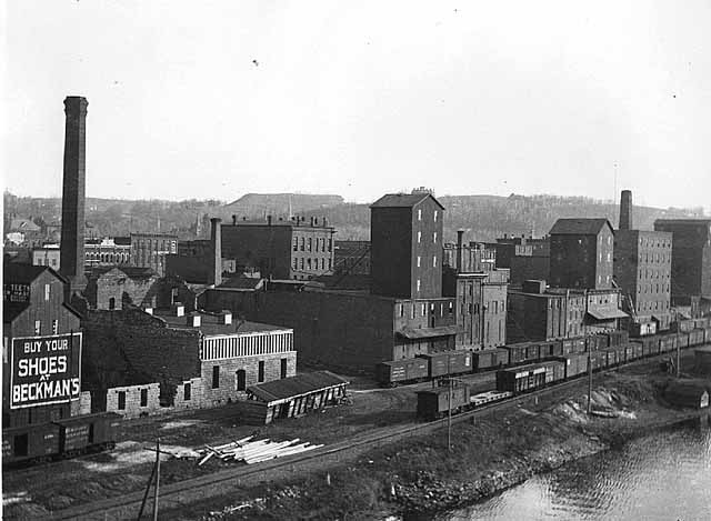 レッドウィングシティーのミシシッピ川沿いに掲げられたベックマン靴店の看板