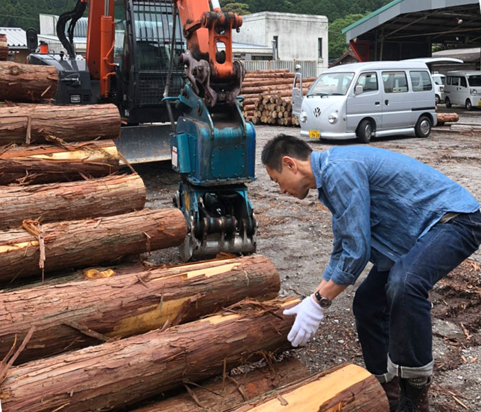 TOP JIMMY オリジナルウッドチャーム 岡崎森林組合より間伐材を購入しているシーン