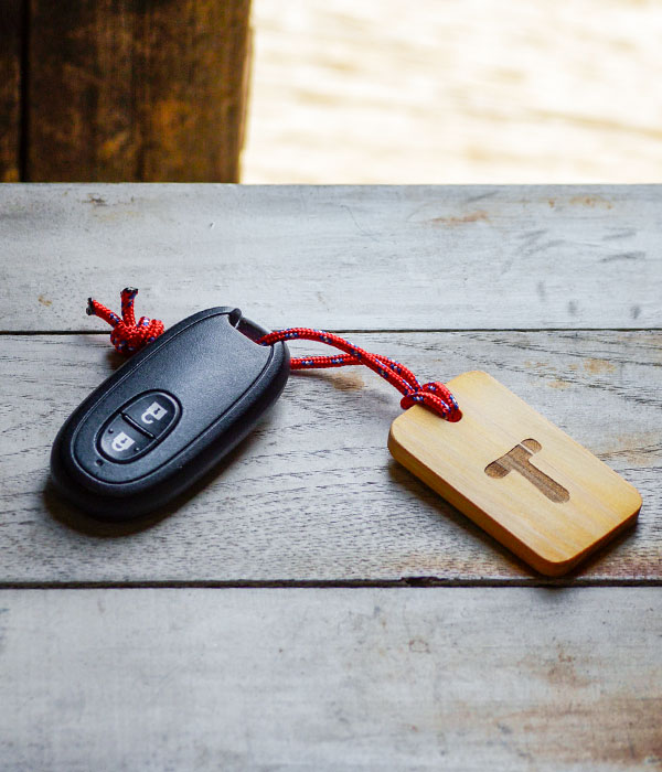 TOP JIMMY オリジナルウッドチャーム 車の鍵につけたイメージ