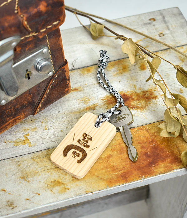 TOP JIMMY オリジナルウッドチャーム 家の鍵につけたイメージ