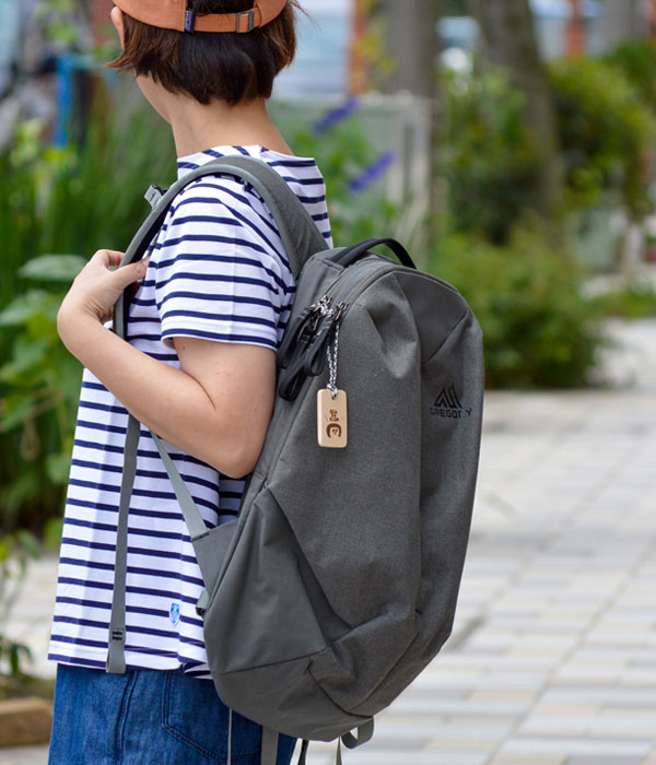 TOP JIMMY オリジナルウッドチャーム リュックなどバッグにつけたイメージ