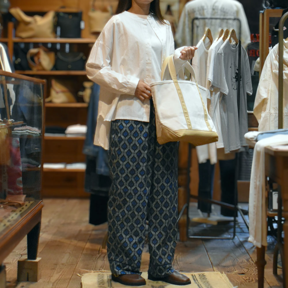 エルエルビーン (L.L.Bean) ボート・アンド・トート・バッグ、オープントップ ミディアム Boat and Tote, Open-Top Medium トートバッグ 17L 112636 を使った 春の気取らない大人のレディースカジュアルスタイル