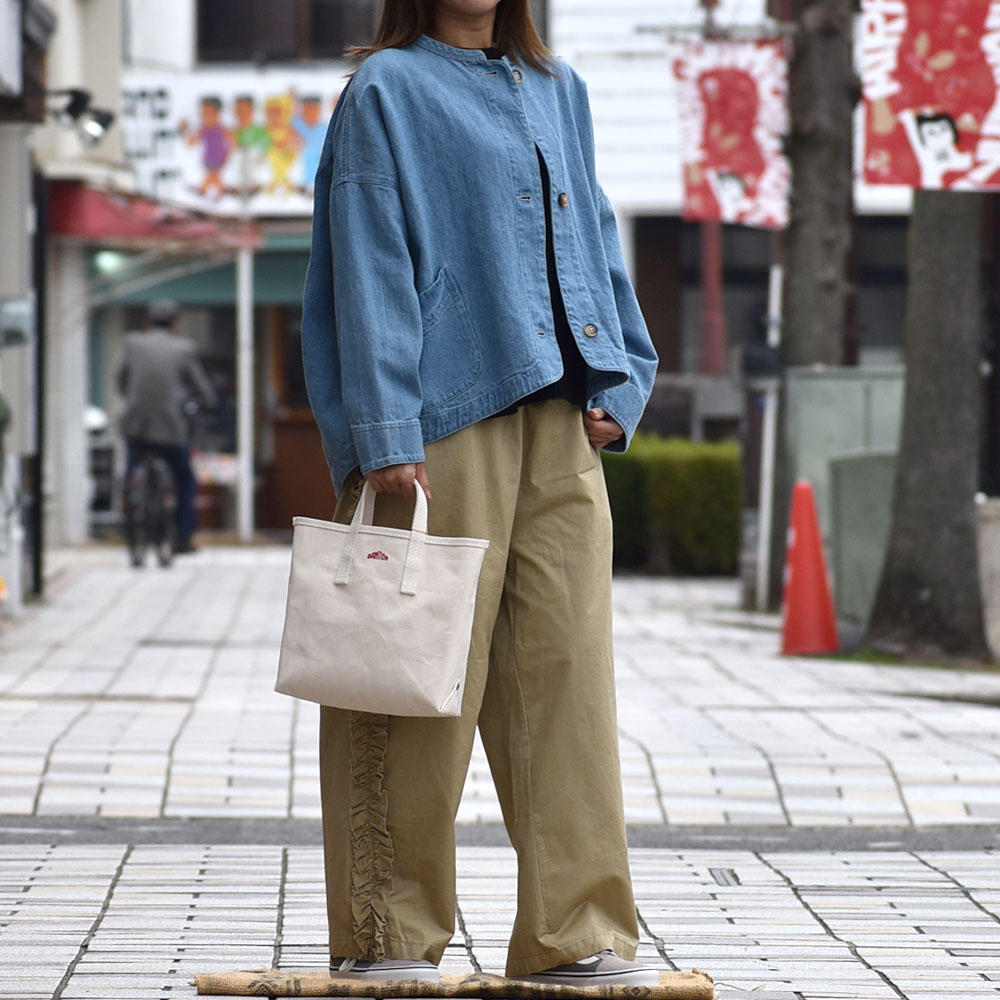 バンズ/ヴァンズ (VANS) OLD SKOOL 2-TONE FROST GRAY オールドスクール ローカットスニーカー VN000D7Z85T を使った フリルパンツが主役の大人カジュアルレディース春コーデ