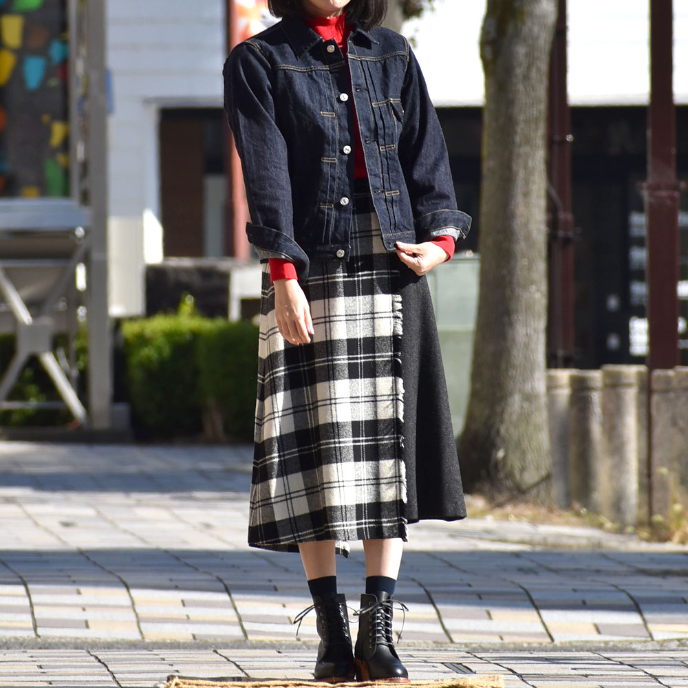 デラックスウエア (DELUXEWARE) FIRST MODEL JACKET デニムジャケット ファーストモデル DX4015 を使った 女性が着こなすメンズのデニムジャケットコーデ