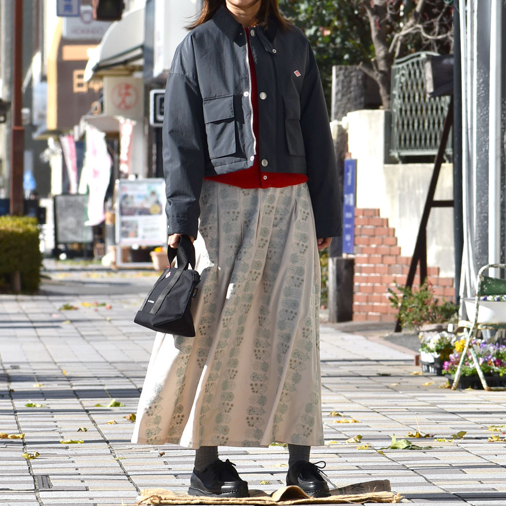 ダントン(DANTON)
WOMEN'S NYLON TAFFETA SHORT JACKET ナイロンハンティングジャケット DT-0522NTF を使った赤ニットが主役のガーリーレディース冬コーデ