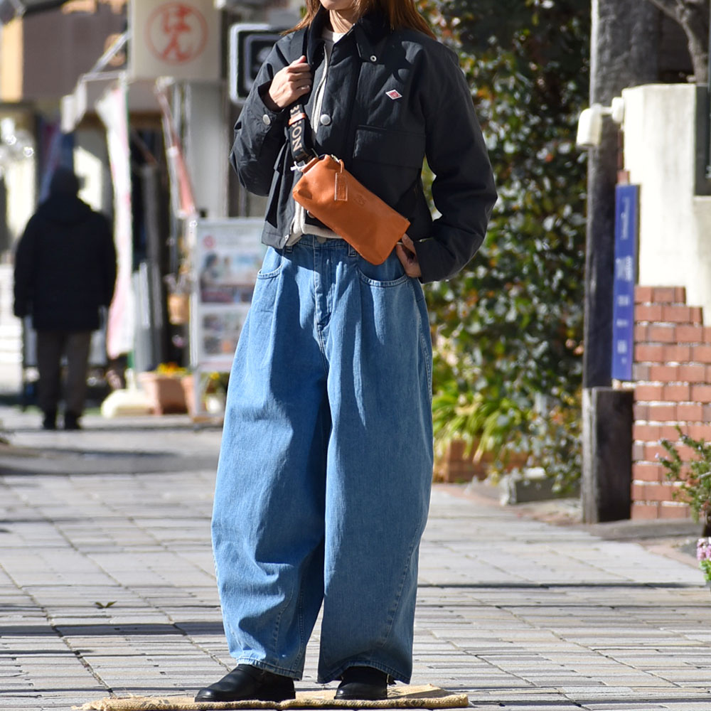 カフェッティ (Cafetty) コクーンパンツ デニムパンツ ジーンズ CF-0592 を使った ショート丈×ワイドデニムでスタイルアップレディース冬コーデ