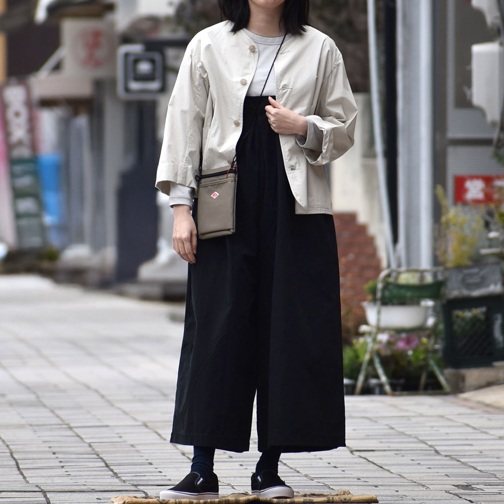 ダントン (DANTON) WOMEN'S COTTON WEATHER COLLARLESS JACKET ノーカラー コットンジャケット DT-A0473HCD を使った モノトーンのカジュアルレディース春コーデ
