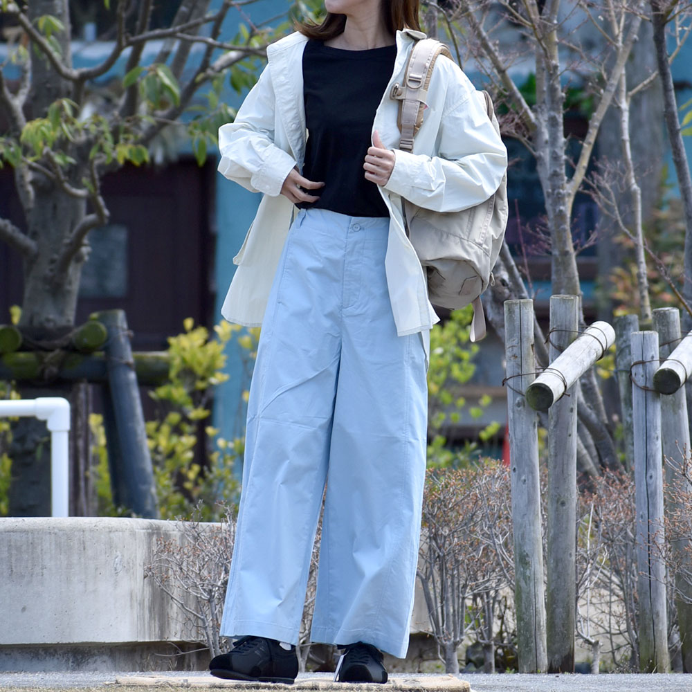 ケレン (KELEN) -PANTHER DERA- NYLON VELOR CLASSIC SNEAKER ローカットスニーカー LKL26HFW2001 を使ったゆるめの大人カジュアルレディース春コーデ