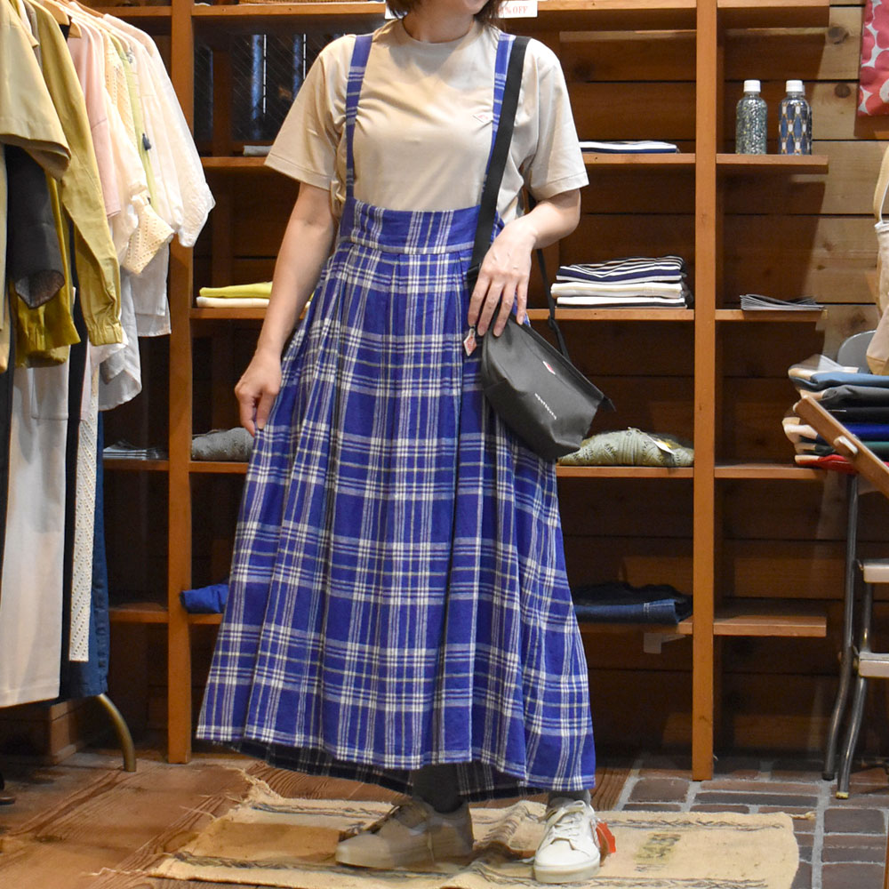 ブリスバンチ (Bliss bunch) サス付きジャンスカ スカート タータンチェック K634-238 を使ったチェックスカートが主役のレディースコーディネート