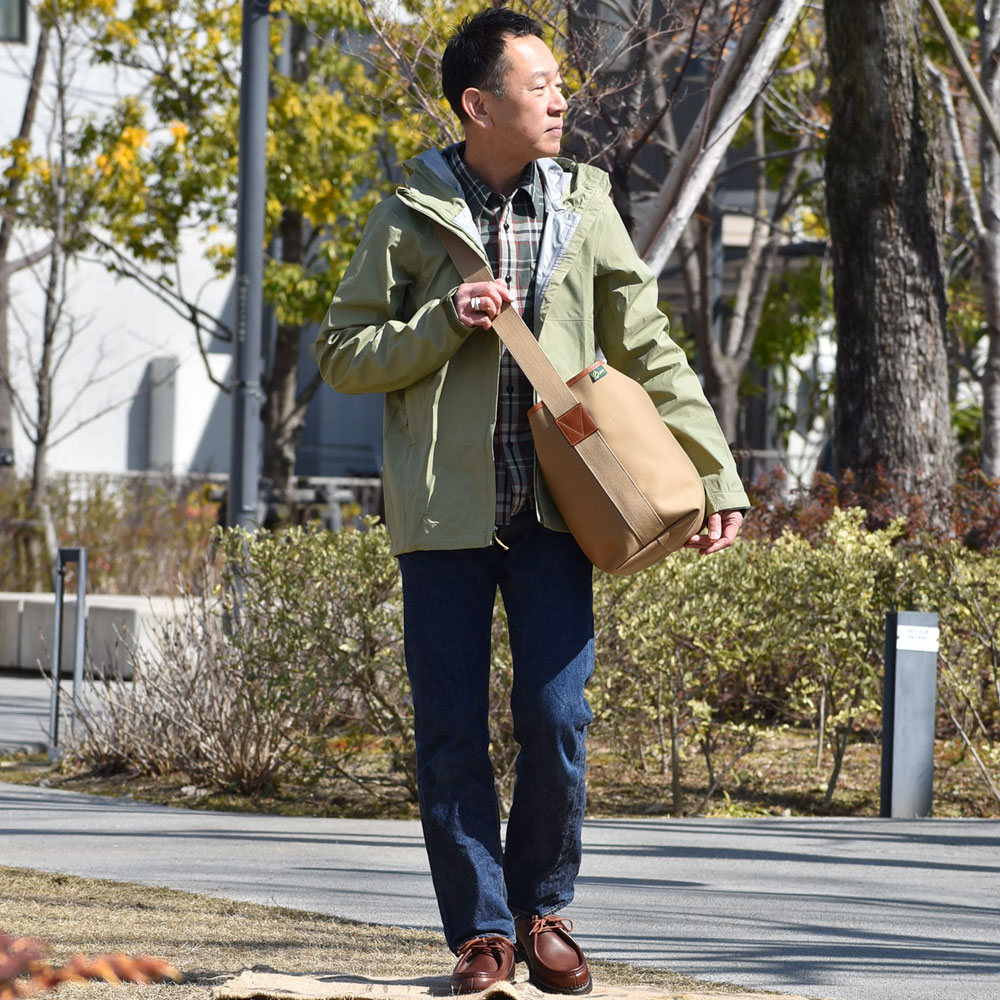 ブレディ (BRADY) KINROSS ショルダーバッグ を使った 少し上品さのある春のメンズコーデ