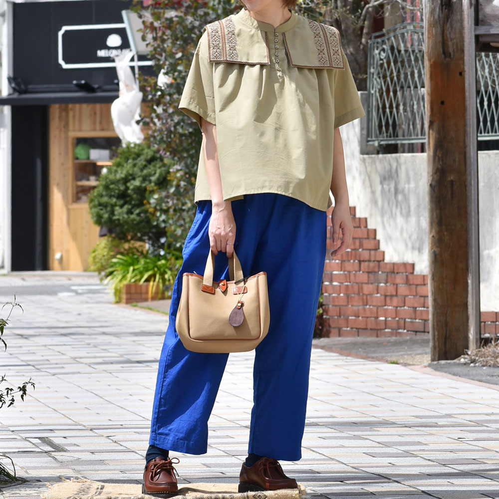 ブレディ (BRADY) BECK CUBE トートバッグ を使った ロイヤルブルーを引き立てる反対色レディースコーデ