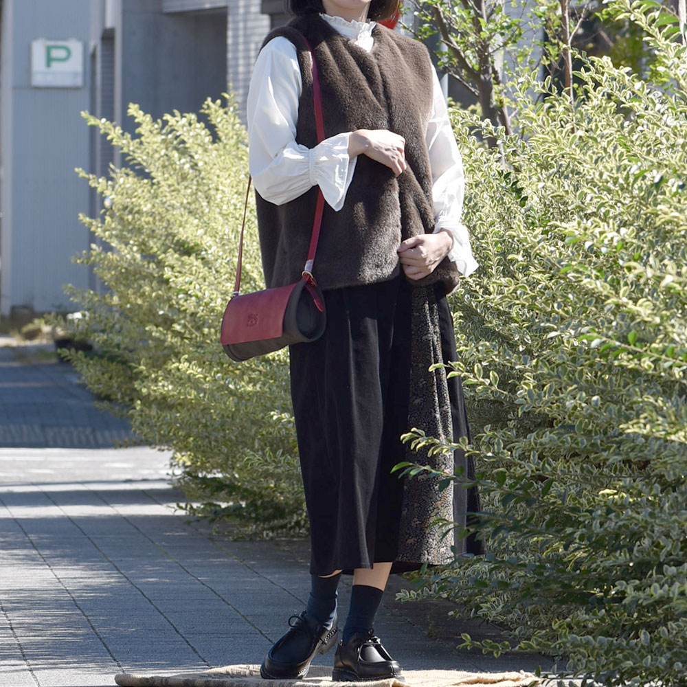 イルビゾンテ(IL BISONTE) ショルダー レザークロスボディバッグ 41181-9 を使った ファーベストが主役の上品レディースコーディネート