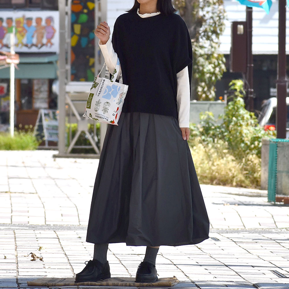 マリメッコ (marimekko)日本限定 75th Anniversary トートバッグ 75周年記念 52269-4-76278 を使った トートバッグが主役の秋のレイヤードレディースコーデ