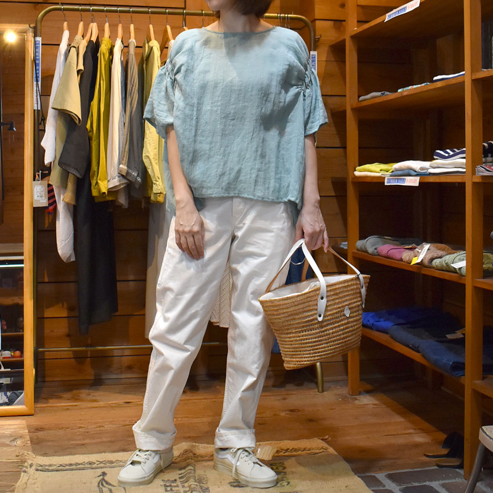 マーブルシュッド (marble SUD) Linen ワッシャー シャーリング BL 半袖プルオーバーシャツ ブラウス 05AM046098 を使った 夏におすすめのさわやかレディースコーデ