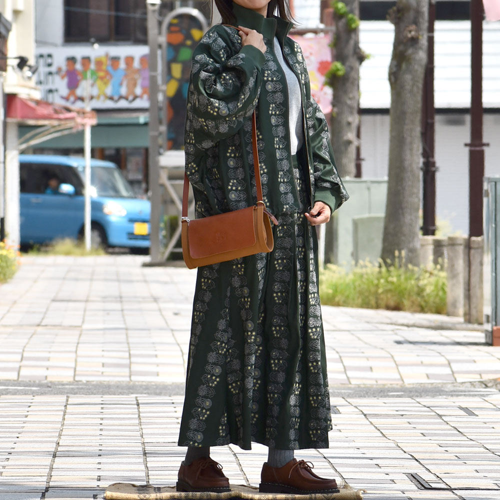 イルビゾンテ(IL BISONTE) ショルダー レザークロスボディバッグ 41181-9 を使った秋の刺繍セットアップレディースコーディネート