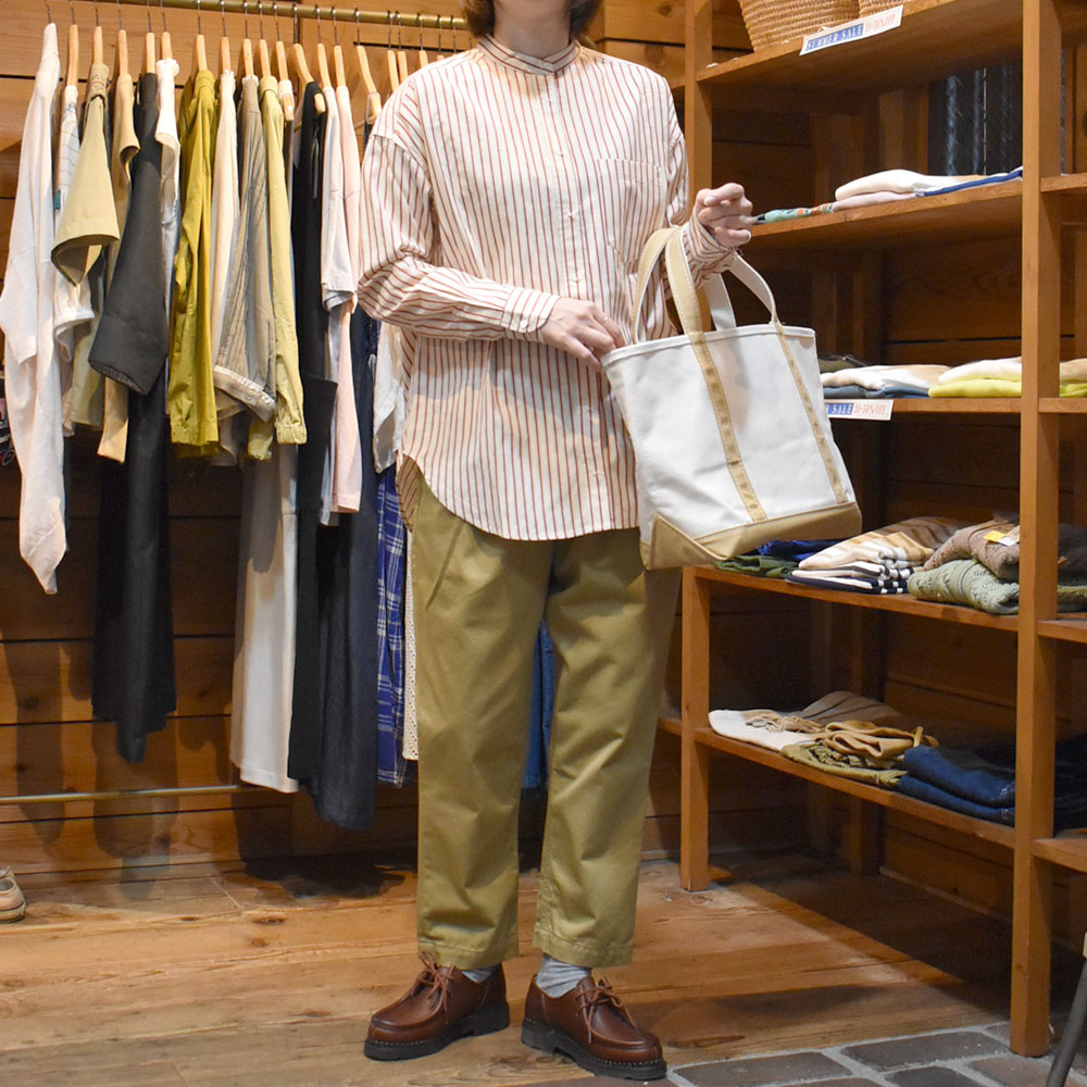 エルエルビーン (L.L.Bean) ボート・アンド・トート・バッグ、オープントップ ミディアム Boat and Tote, Open-Top Medium トートバッグ 17L 112636 を使った 秋らしいカラーのレディースシンプルコーデ