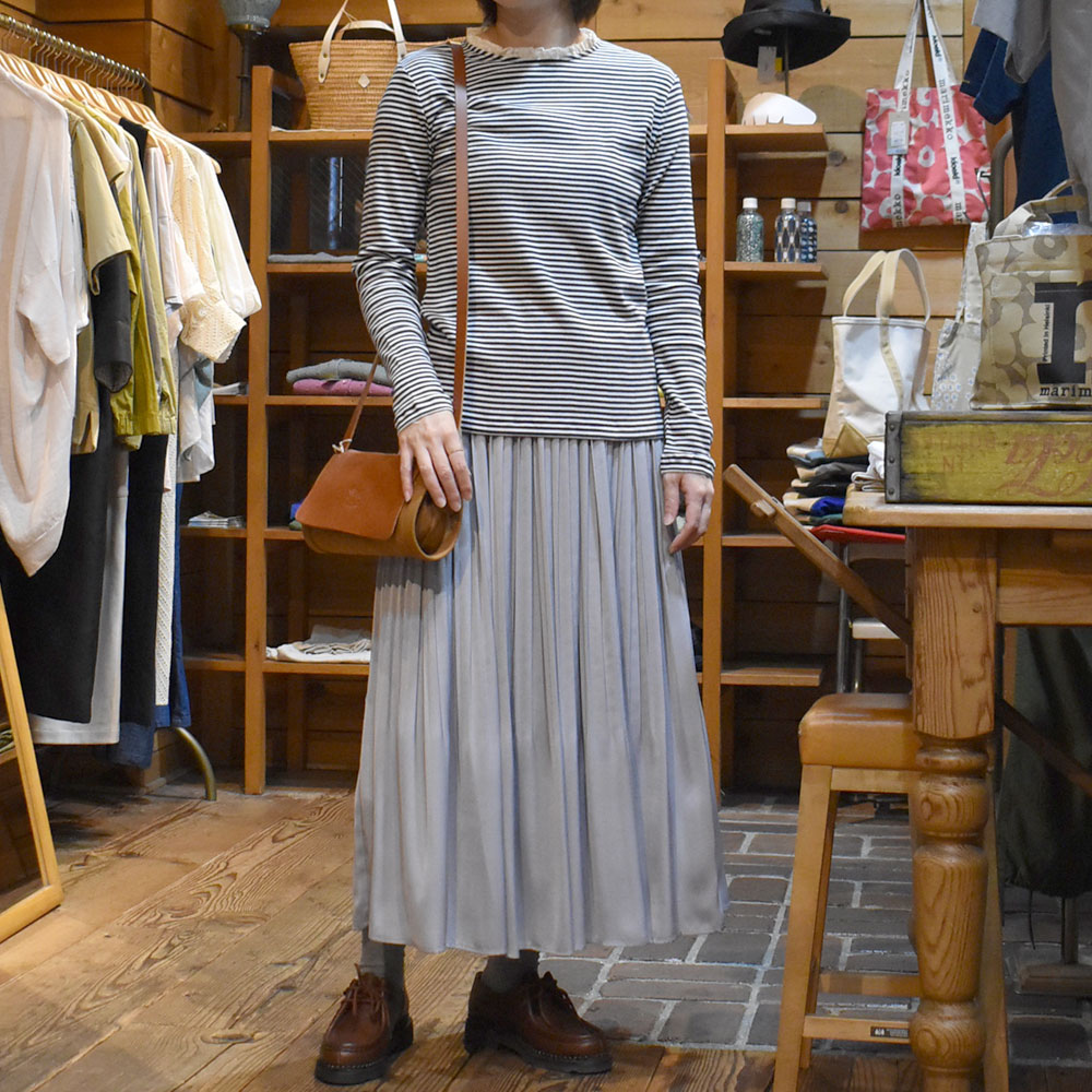 イルビゾンテ(IL BISONTE) ショルダー レザークロスボディバッグ 41181-9 を使った落ち着いた印象の初秋レディースコーディネート