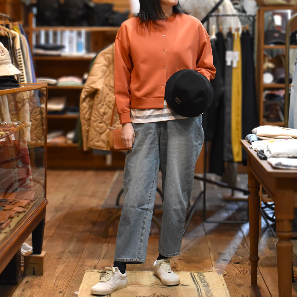 ケレン(KELEN) -ROY- EASY FIT DENIM デニムテーパードパンツ LKL23HPT2013 を使った 明るいカラーで暖かい日におすすめレディース春コーデ